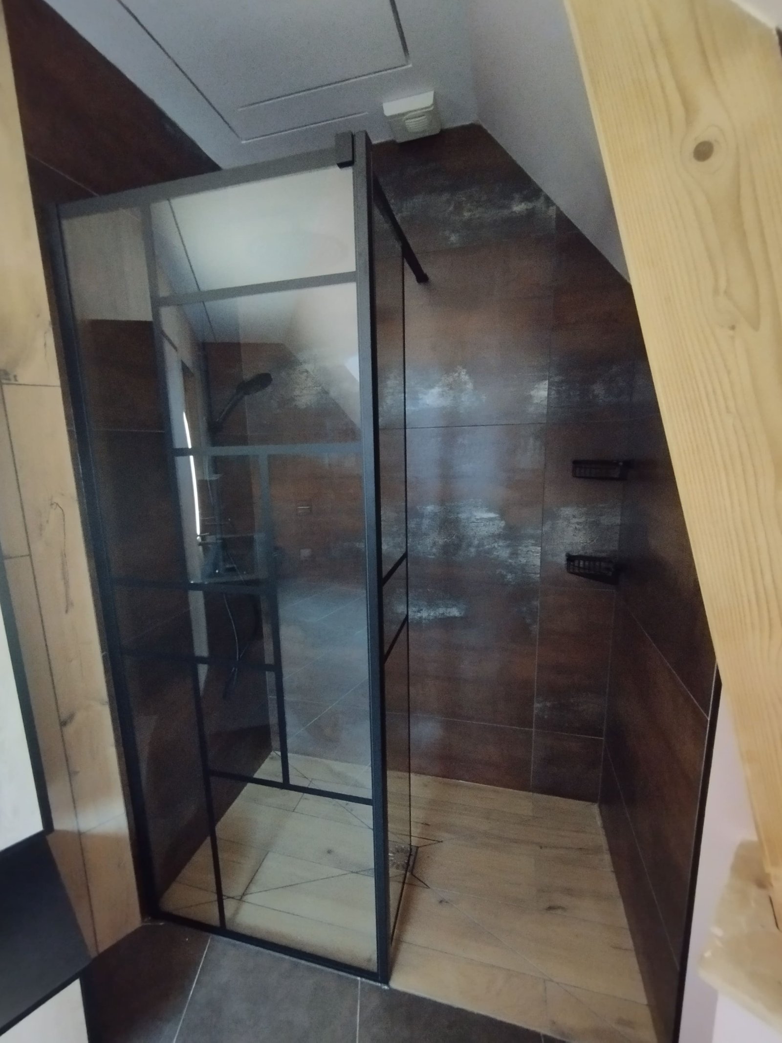 Douche sur mesure sous combles avec paroi type verrière noire